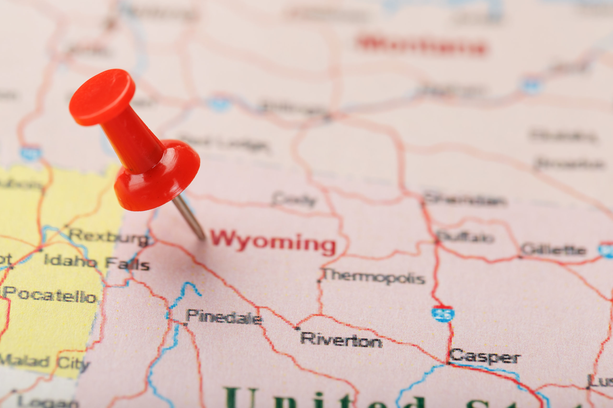 vecteezy_red-clerical-needle-on-a-map-of-usa-wyoming-and-the-capital_14539960-scaled image